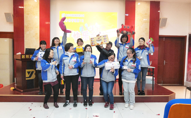 女同胞進行抽獎 女同胞進行抽獎