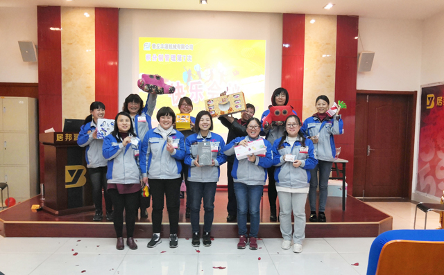 女同胞進行抽獎 女同胞進行抽獎