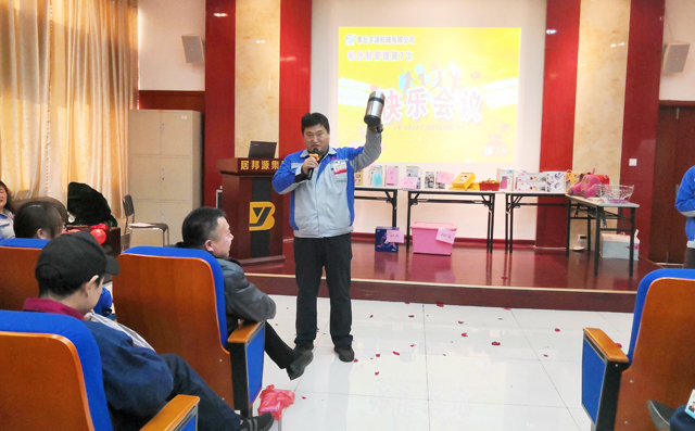 在拍賣師同事的帶領下全體員工進行物品競拍 在拍賣師同事的帶領下全體員工進行物品競拍