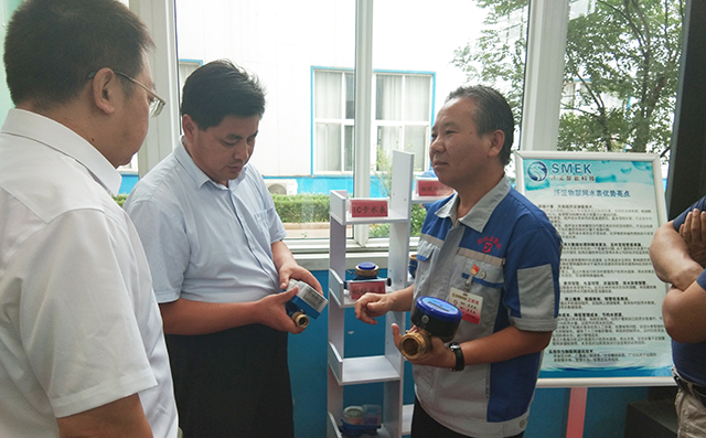 在集團董事長景奉國的引領下大家對公司進行了參觀。 在集團董事長景奉國的引領下大家對公司進行了參觀。