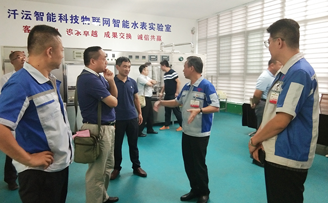 在集團董事長景奉國的引領下大家對公司進行了參觀。 在集團董事長景奉國的引領下大家對公司進行了參觀。