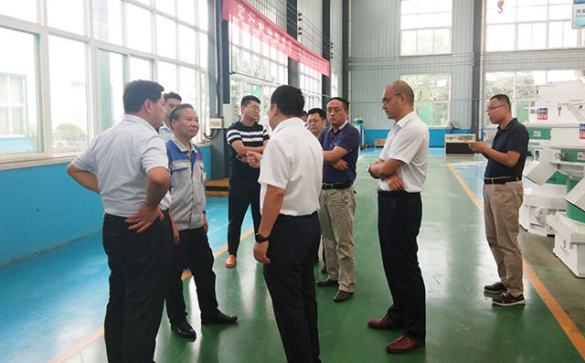 在集團董事長景奉國的引領下大家對公司進行了參觀。 在集團董事長景奉國的引領下大家對公司進行了參觀。