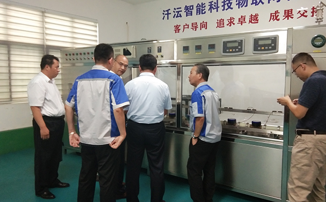 在集團董事長景奉國的引領下大家對公司進行了參觀。 在集團董事長景奉國的引領下大家對公司進行了參觀。