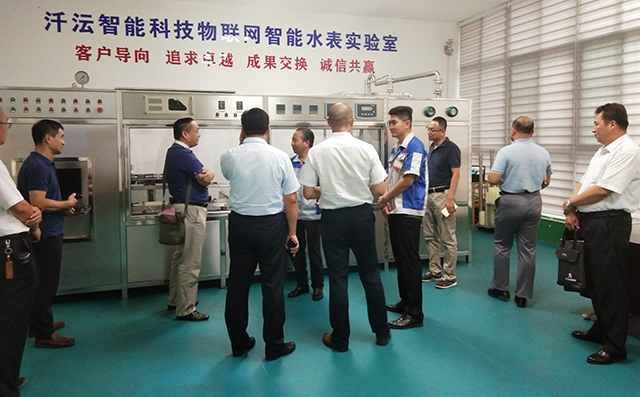 在集團董事長景奉國的引領下大家對公司進行了參觀。 在集團董事長景奉國的引領下大家對公司進行了參觀。