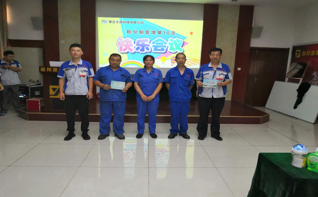 公司為員工們頒發車輛通行證。 公司為員工們頒發車輛通行證。