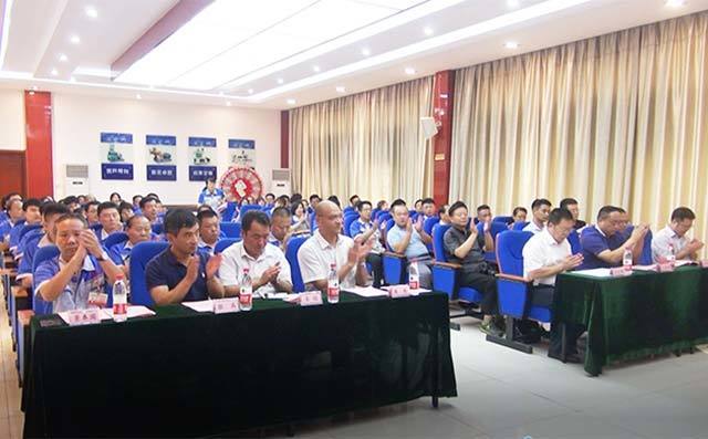 章丘豐源研究生聯合培養基地簽約暨揭牌儀式在居邦源機械集團總部隆重舉行。 章丘豐源研究生聯合培養基地簽約暨揭牌儀式在居邦源機械集團總部隆重舉行。